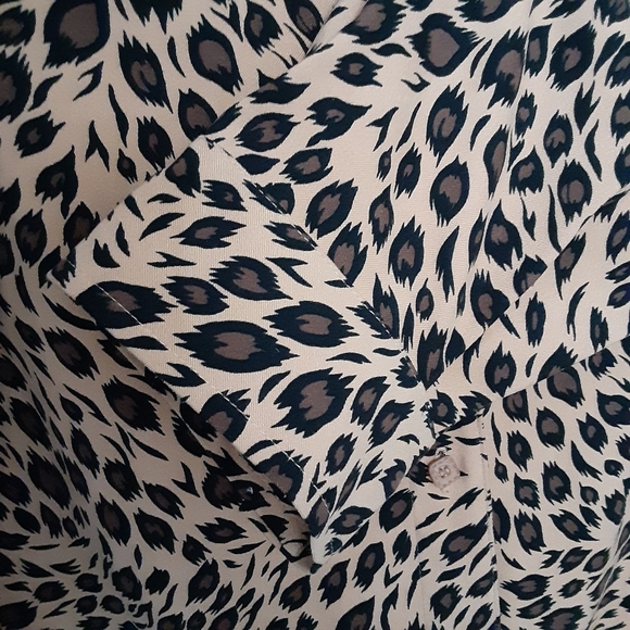 22W Sag Harbor animal print button down blouse - Picture 5 of 6
